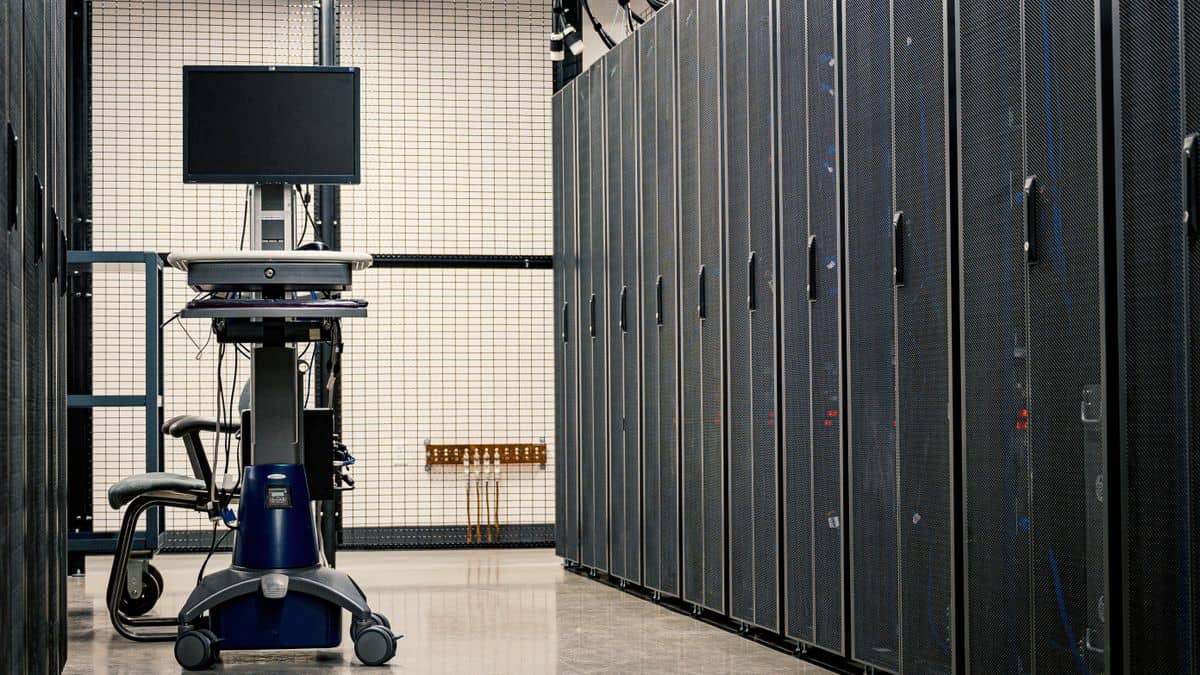 Vifaa vya seva kwenye chumba cha data vinavyowakilisha mfumo wa DNS